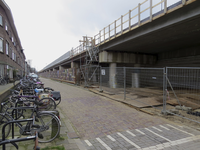 906830 Gezicht in de Pelikaanstraat te Utrecht, met rechts de bouw van het verhoogde tracé van de sneltramlijn naar De ...